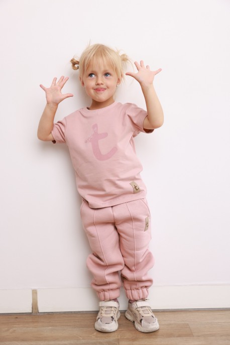 T-shirt dziecięcy różowy z nadrukiem ,,t"